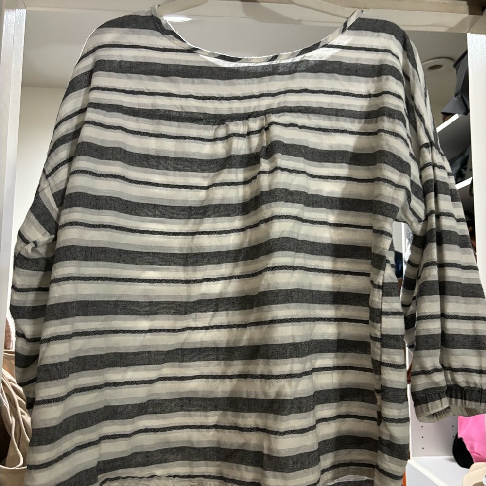 Sweet linen feel loose blouse. Gray white stripes. Gathered wrists.